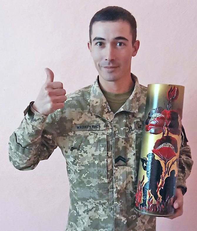 Назар Мялікгулиєв з розмальованою гільзою від артилерійського снаряда, яку йому на день народження подарувала авторка роботи харківська майстриня та волонтерка Олена Вовк. Фото автора